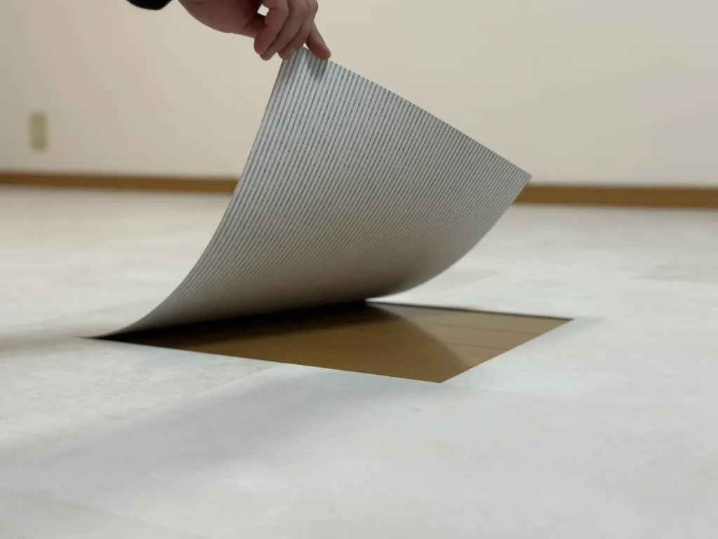 もどせるように施工した床。一枚めくると既存の床が残っている