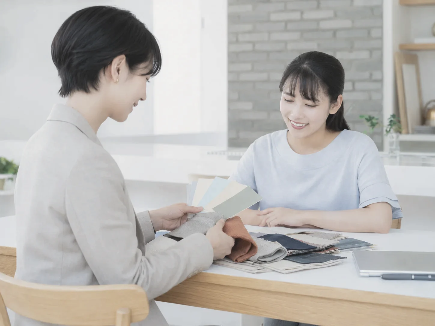 サンプルを見ながらコーディネーターと選ぶ様子
