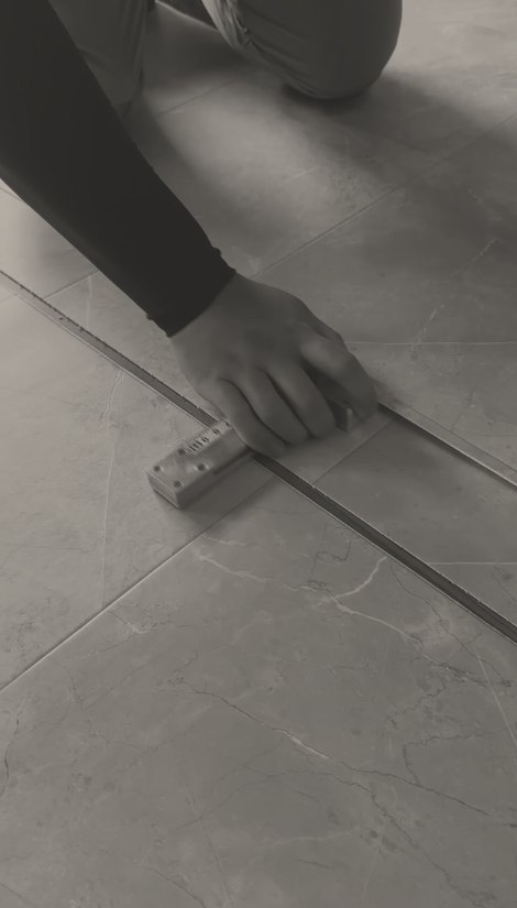 床材の継ぎ目を押さえる手元