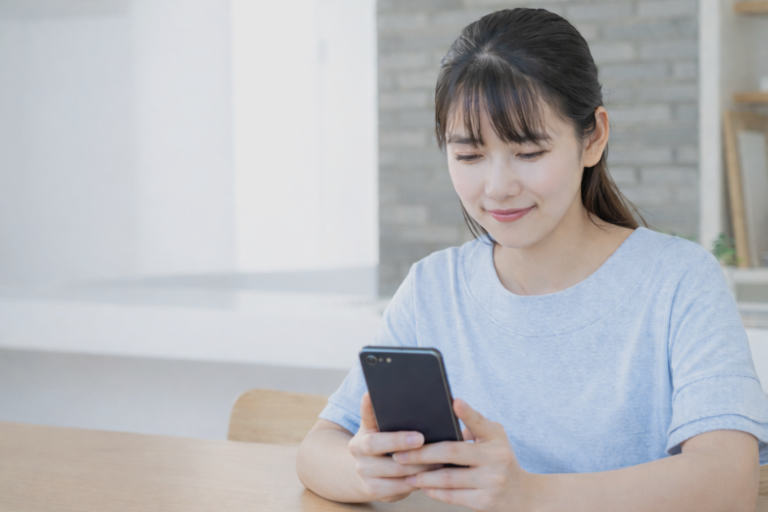 スマートフォンで LINE を開いているところ
