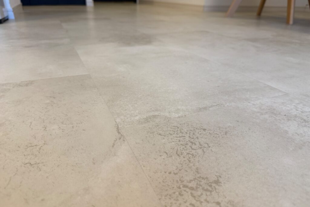 renovy が施工した床。目地が細く走っている